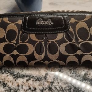 Coach signature zip wallet